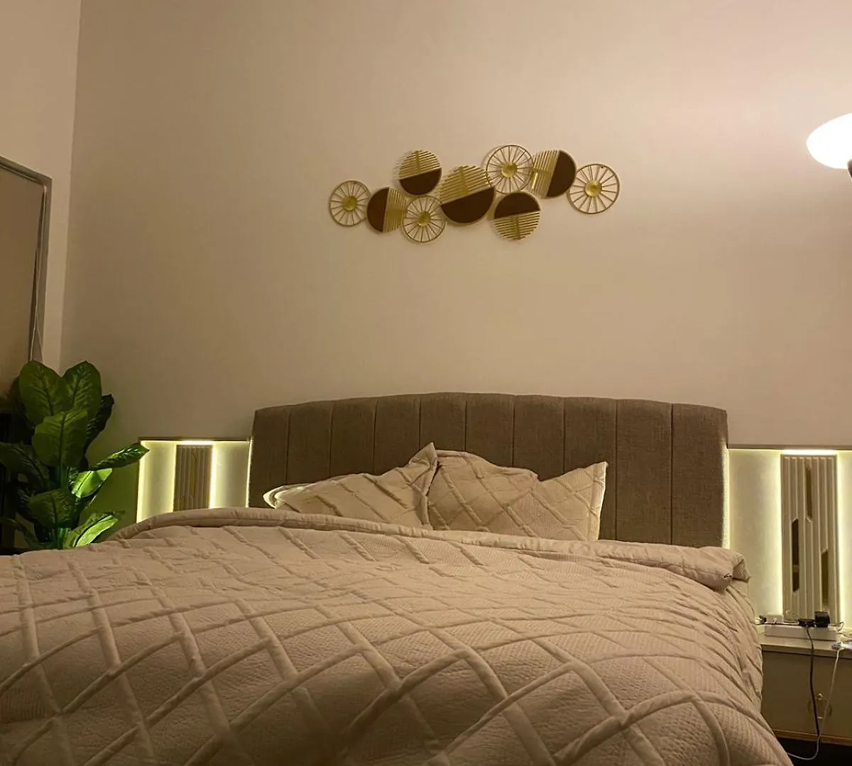Private Room With Swimming Pool View In A New Building -Sharing Apartment location